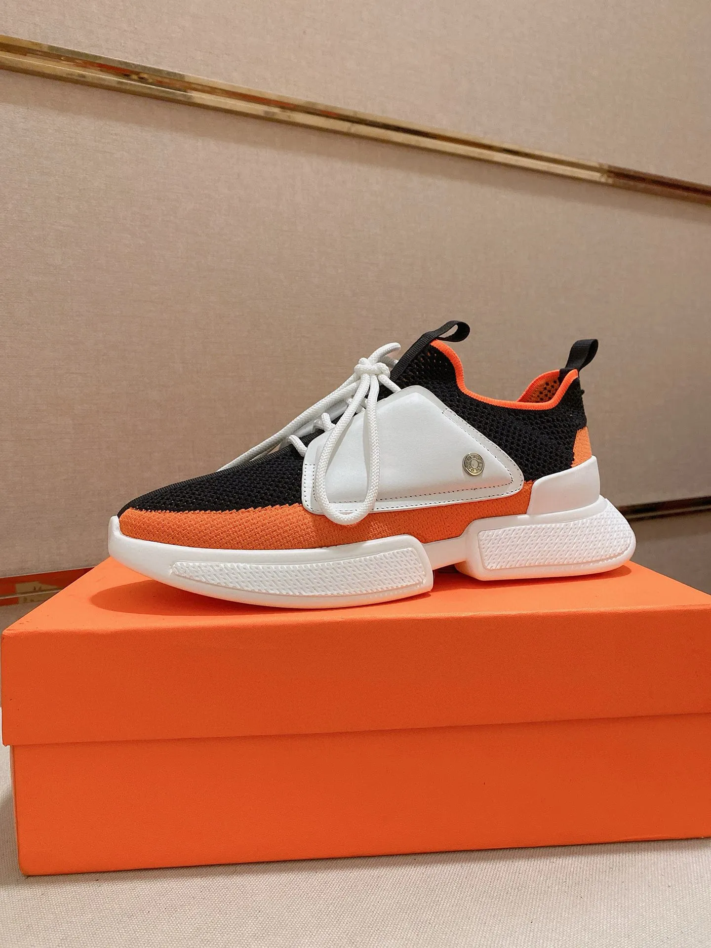 Men's shoes 💰: 440💰 Hermes Drift Sneaker flying knitted socks and sneakers. Original purchase, development and production. H family men's classic series. Technological fly knitted fabrics with cowhide. Socks and sneakers. Casual shoes. Sports dad shoes combine high-tech fly knitting and cowhide. H family exclusive button decoration on the side. The outsole is full of H italic design and bright colors to show vitality and continue the brand design inspiration. Stroll around the city lightly and feel free and comfortable. Exquisite packaging at the delivery counter 🛍📦 ▪️Fabric: Original custom fly weave + first layer cowhide ▪️Inner lining: breathable lining ▪️Outsole: molded and evacuated PU+TPU material ▪️Sole thickness: 3.5CM ▪️Size: Men's 38-44